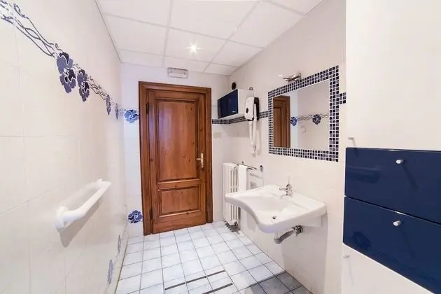 Tek Büyük veya İki Ayrı Yataklı Oda, Ortak Banyo