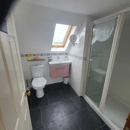 İki Ayrı Yataklı Oda, Ortak Banyo
