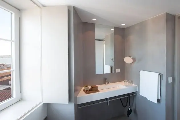 Tek Büyük veya İki Ayrı Yataklı Oda, Avlu Manzaralı (Patio)