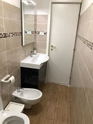 Üç Kişilik Oda, Ortak Banyo