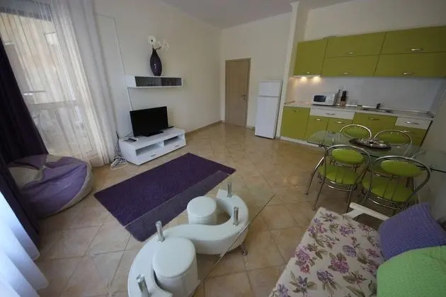 Comfort Apart Daire, Havuz Manzaralı
