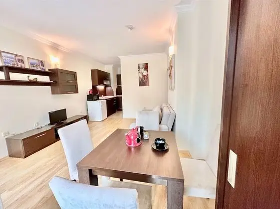 Classic Apart Daire, Havuz Manzaralı