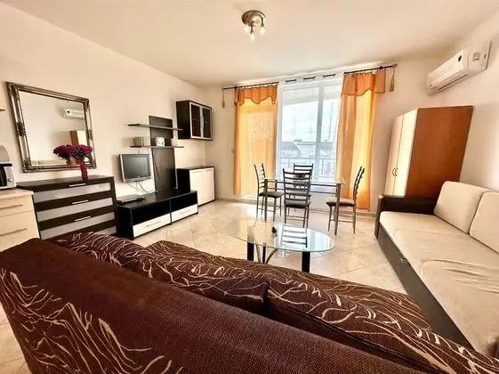 Stüdyo, Havuz Manzaralı