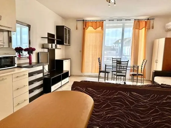 Stüdyo, Havuz Manzaralı