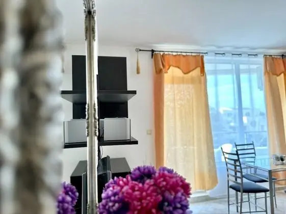 Stüdyo, Havuz Manzaralı