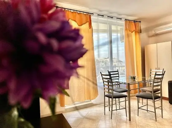 Stüdyo, Havuz Manzaralı