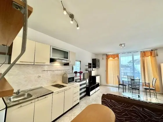 Stüdyo, Havuz Manzaralı