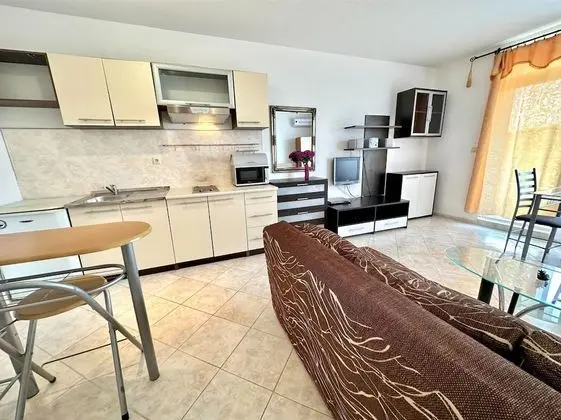 Stüdyo, Havuz Manzaralı