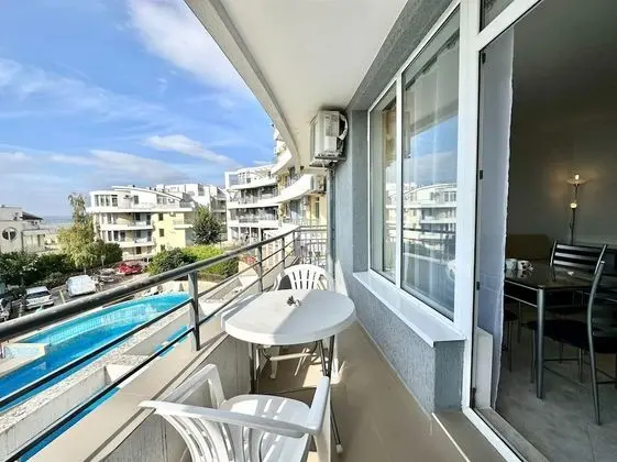 Stüdyo, Havuz Manzaralı