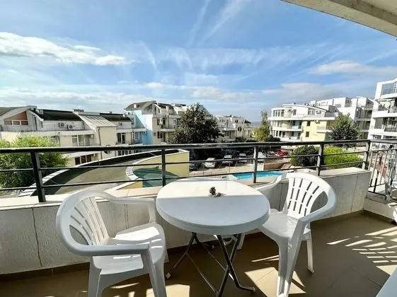 Stüdyo, Havuz Manzaralı