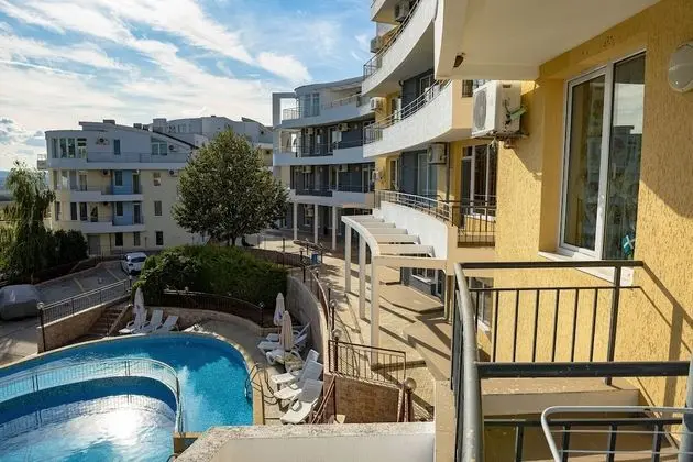 Stüdyo, Havuz Manzaralı