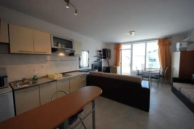 Stüdyo, Havuz Manzaralı