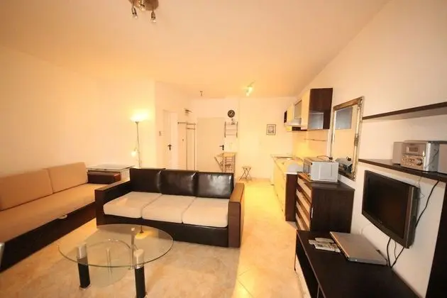 Stüdyo, Havuz Manzaralı