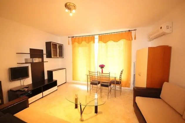 Stüdyo, Havuz Manzaralı