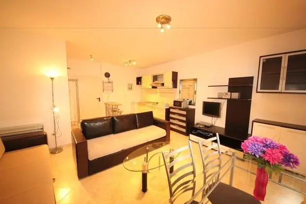 Stüdyo, Havuz Manzaralı