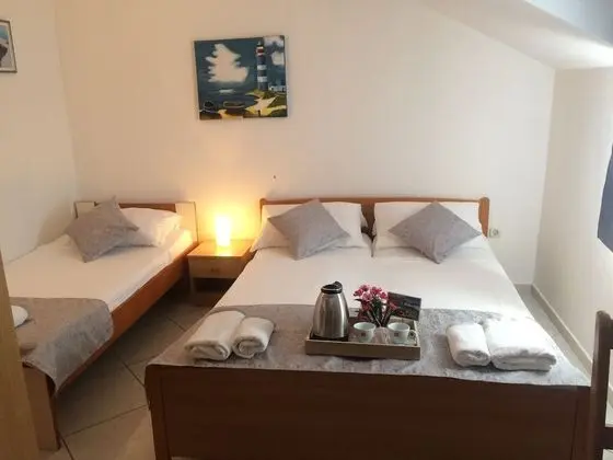 Üç Kişilik Oda, 1 Büyük (Queen) Boy Yatak ve Çekyat