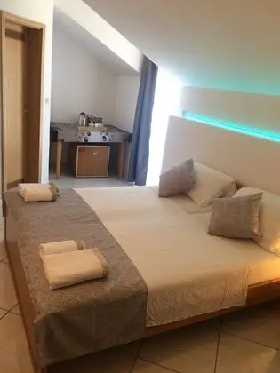 Üç Kişilik Oda, 1 Büyük (Queen) Boy Yatak ve Çekyat