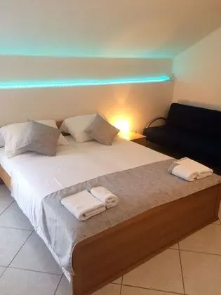 Üç Kişilik Oda, 1 Büyük (Queen) Boy Yatak ve Çekyat