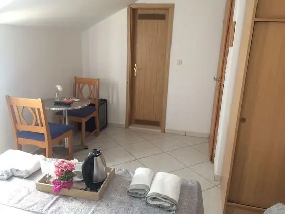 Üç Kişilik Oda, 1 Büyük (Queen) Boy Yatak ve Çekyat