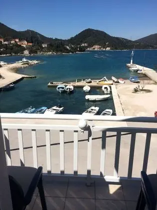 Üç Kişilik Oda, 1 Büyük (Queen) Boy Yatak ve Çekyat