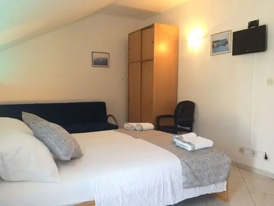 Üç Kişilik Oda, 1 Büyük (Queen) Boy Yatak ve Çekyat