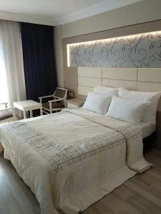 Triple, Kara veya Havuz Manzaralı, Balkonlu
