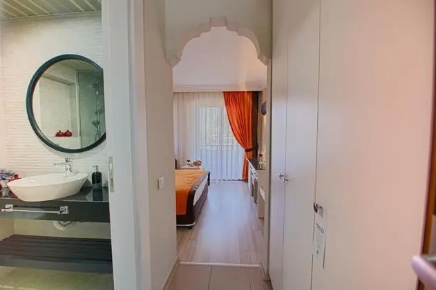Triple, Kara veya Havuz Manzaralı, Balkonlu