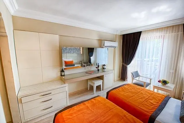 Triple, Kara veya Havuz Manzaralı, Balkonlu