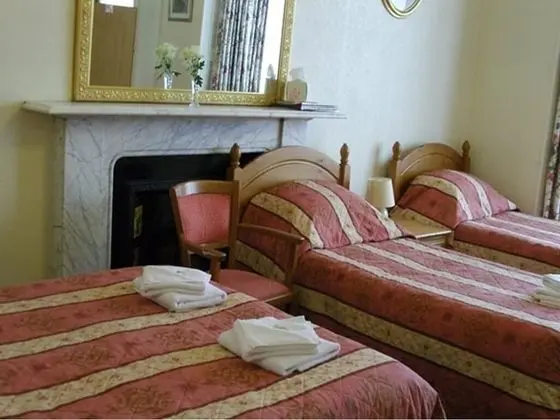 Süit, Banyolu/Duşlu (1 Double & 4 Single Beds)