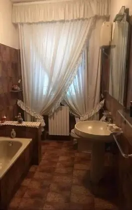 İki Ayrı Yataklı Oda, Ortak Banyo