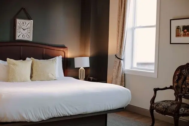 Standard Oda, 1 En Büyük (King) Boy Yatak, Sigara İçilmez, Şömine (No Elevator Access)