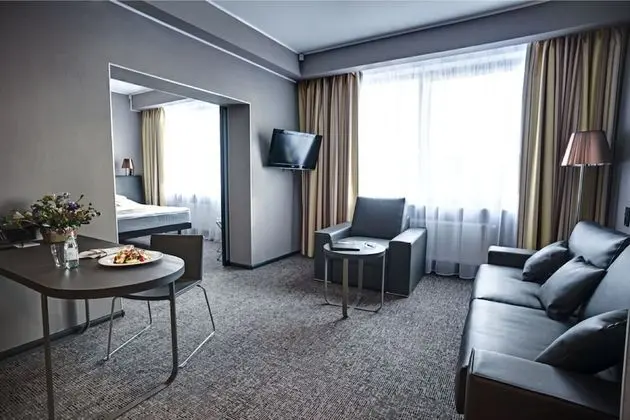 Süit, 1 Çift Kişilik Yatak ve Çekyat
