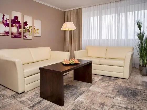 Standard Süit, 1 Çift Kişilik Yatak ve Çekyat (Separate living and sleeping areas)