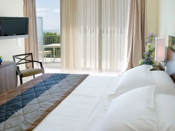 Classic Room with twin beds and a pleasant balcony with side sea view