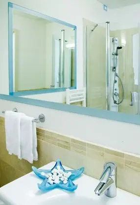 Classic Room with twin beds and a pleasant balcony with side sea view