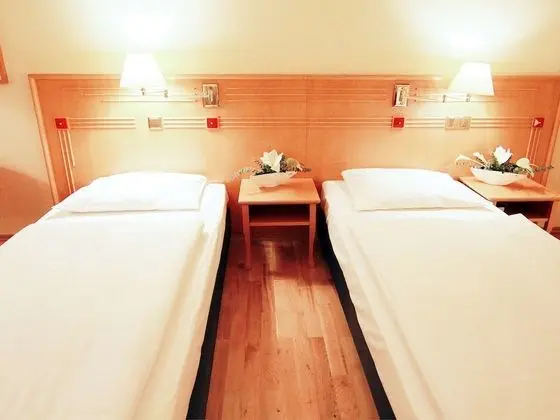 Tek Büyük veya İki Ayrı Yataklı Oda (oder Twinbett)