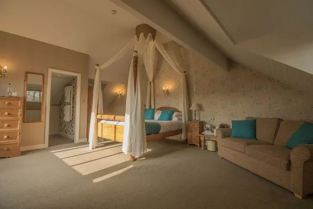 Tek Büyük Yataklı Oda (4 poster Lake View)