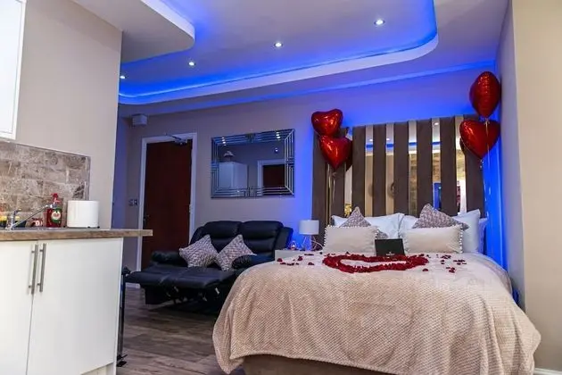 Stüdyo, Sıcak Su Havuzu