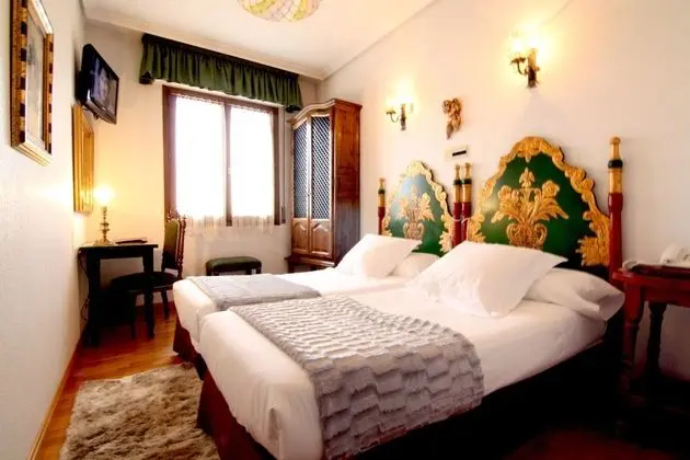 Büyük Yataklı Tek Kişilik Oda