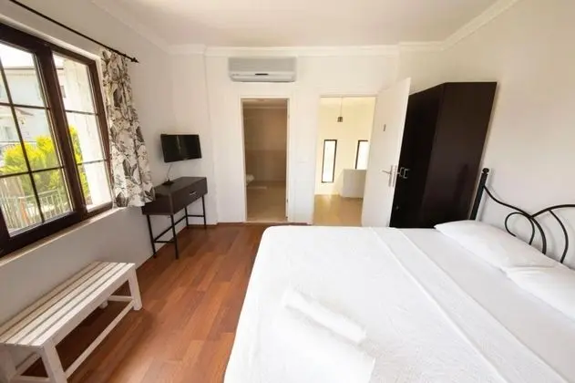 Standart Oda, Havuz ve Bahçe Manzaralı