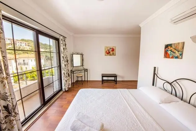 Standart Oda, Havuz ve Bahçe Manzaralı