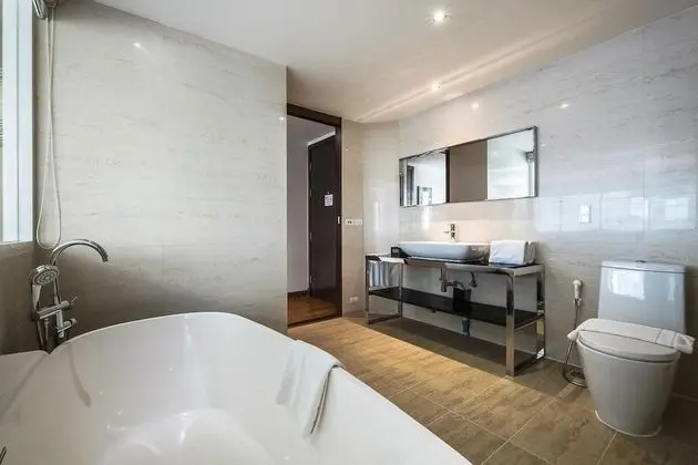 Corner Suite King with Balcony