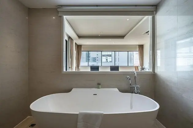 Corner Suite King with Balcony