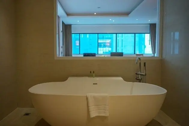 Corner Suite King with Balcony