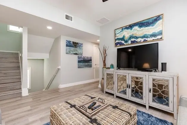 Ev