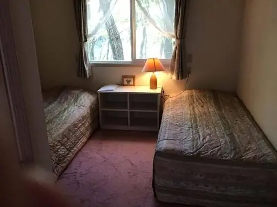 İki Ayrı Yataklı Oda, Ortak Banyo