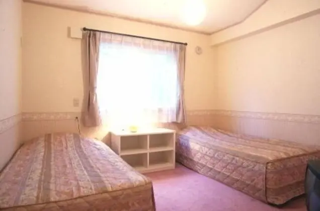 İki Ayrı Yataklı Oda, Ortak Banyo