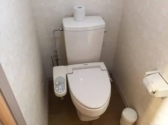 İki Ayrı Yataklı Oda, Ortak Banyo