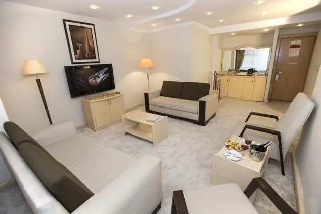 Suite, Deniz ve Şehir Manzaralı, Jakuzili