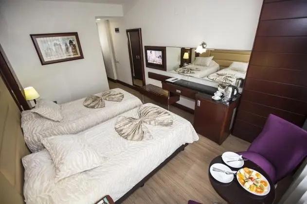 Triple, Deniz ve Şehir Manzaralı